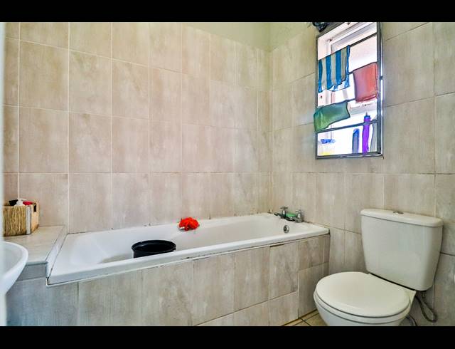 2 BEDROOM APARTMENT FOR SALE IN GQEBERHA CENTRAL